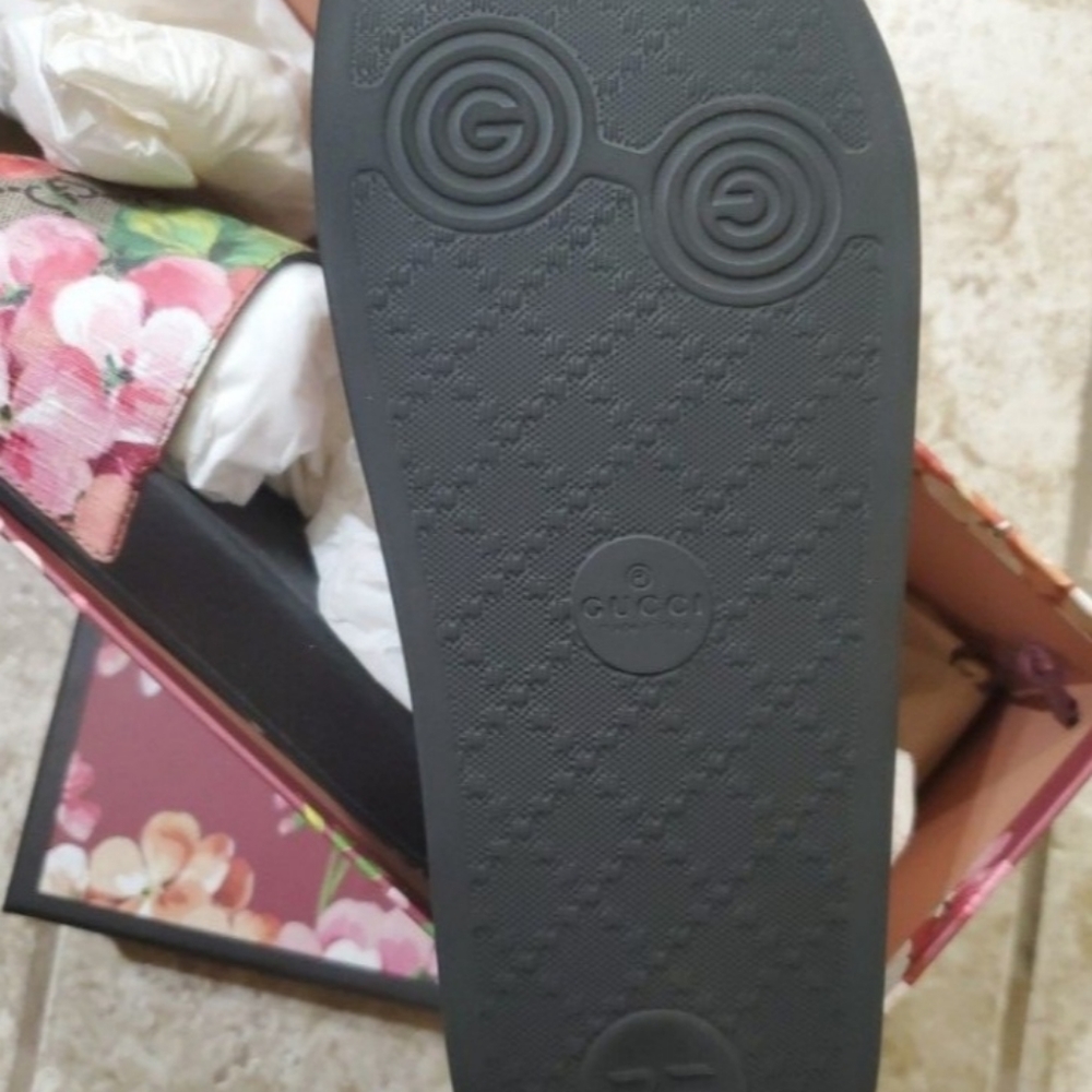 New in box Gucci womens slides